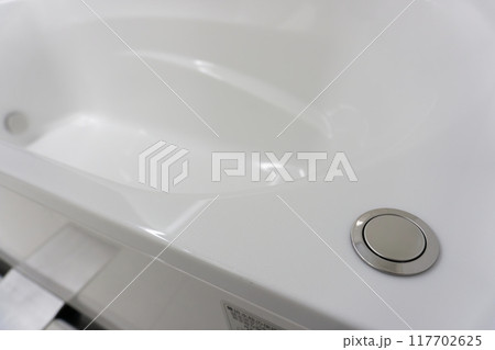 新築の家のユニットバス 117702625