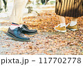 秋の公園で遊ぶ2人 117702778
