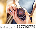 カメラを持つ手 117702779