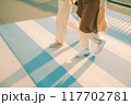 横断歩道を渡る女性 117702781