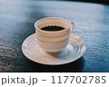 テーブルの上にあるコーヒー 117702785