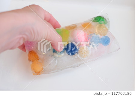 スーパーボールをジップロックに入れて凍らせた写真 117703186