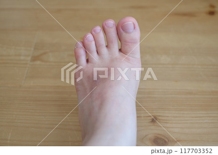 40代女性の足 117703352