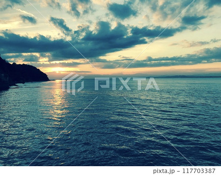 江ノ島と夕日 江ノ島と夕日 117703387
