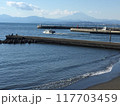 漁港から望む釣り船と富士山 117703459