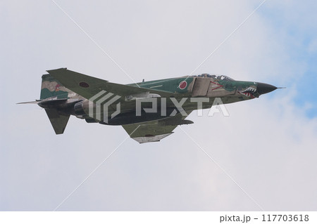 飛行する航空自衛隊RF-4EファントムⅡ偵察機 117703618