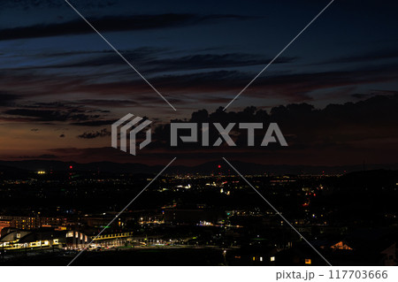 京都府最南端木津川市城山台からの夕景　木津の街灯りと夕焼けの残照　木津の街を見下ろす高台にて#5 117703666