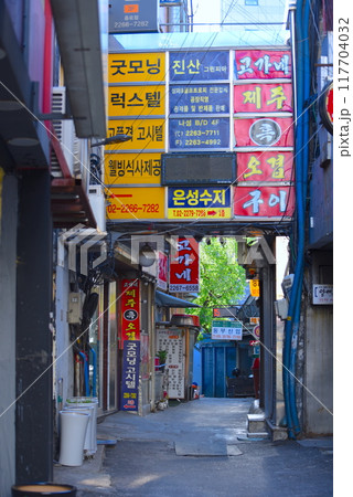 レトロな韓国の路地裏 レトロな韓国の路地裏 117704032