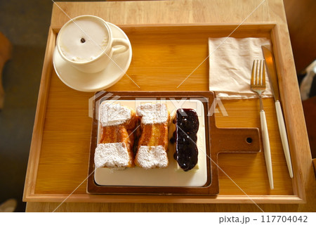 トーストとカプチーノのセット トーストとカプチーノのセット 117704042