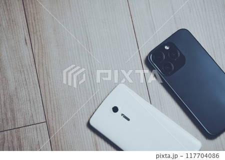 新しいスマホと古いスマホ 117704086