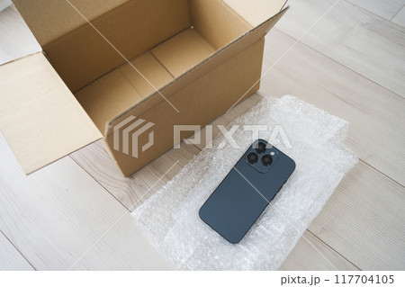 スマートフォンの発送準備 117704105