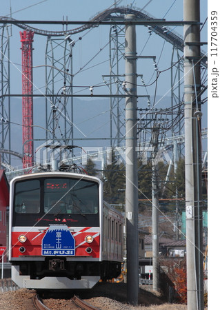 富士急ハイランドを背に走る富士急6000系電車(マッターホルン編成)_2022/3/14撮影 117704359