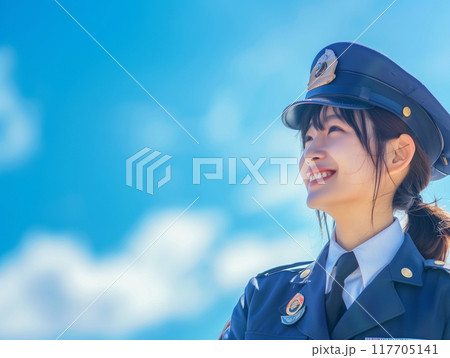 笑顔の警備員の女性 117705141
