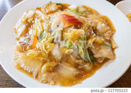 美味しい中華料理の五目餡かけ焼きそば 117705225