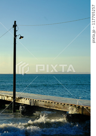 海に突き出した電柱 117705257