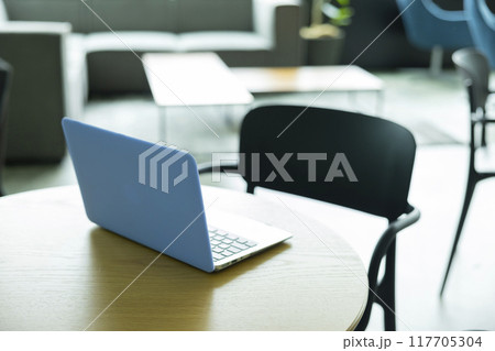 オフィスビルのインテリア 117705304