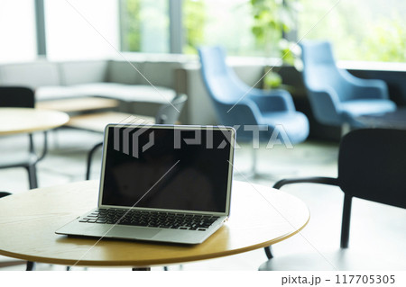 オフィスビルのインテリア オフィスビルのインテリア 117705305