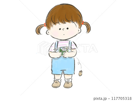 どんぐりをたくさん拾った、髪を結った女の子 117705318