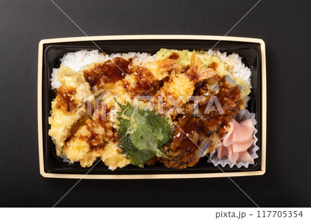 天重　弁当　（海老　イカ　南瓜　舞茸　なす　大葉） 117705354