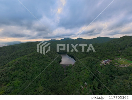 夕暮れの布引貯水池と布引ハーブ園 夕暮れの布引貯水池と布引ハーブ園 117705362