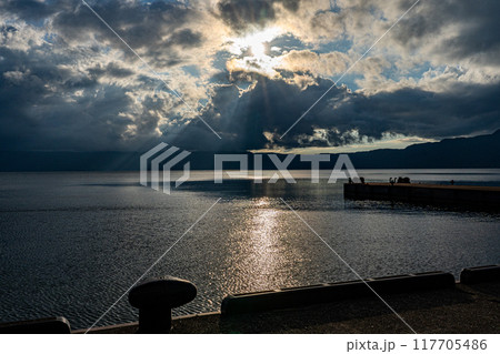 青森一人旅で訪れた十和田湖の船着き場の夕景 117705486