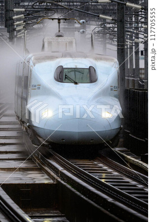 雨の筑後船小屋駅を通過する九州新幹線さくら 117705555