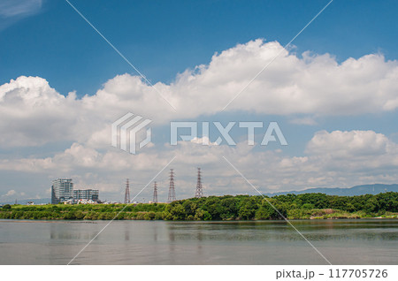 夏の淀川風景 天野川合流付近から高槻市方面の眺め 夏の淀川風景 天野川合流付近から高槻市方面の眺め 117705726