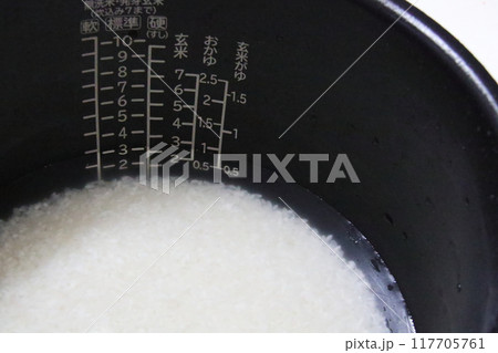 ご飯を炊く準備(炊飯器の炊飯釜) ご飯を炊く準備(炊飯器の炊飯釜) 117705761