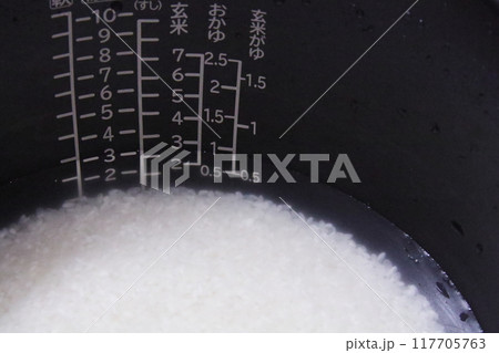 ご飯を炊く準備（炊飯器の炊飯釜） 117705763