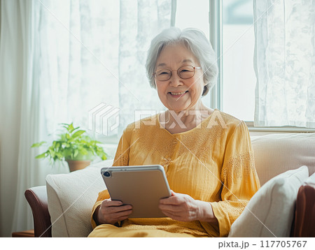 資産運用するシニア 117705767