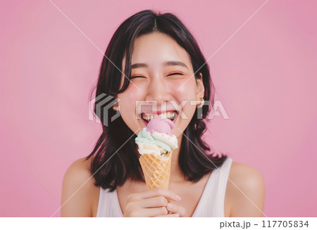 アイスクリームを食べる女性 117705834