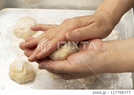 蒸し饅頭 炭酸まんじゅう まんじゅう生地を丸める 蒸し饅頭 炭酸まんじゅう まんじゅう生地を丸める 117706377