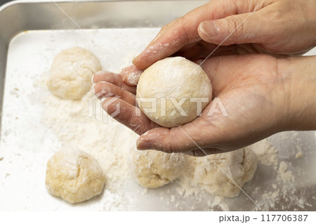 蒸し饅頭　炭酸まんじゅう まんじゅう生地を丸める 117706387