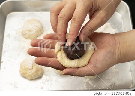 蒸し饅頭 炭酸まんじゅう まんじゅう生地であんこを包む 蒸し饅頭 炭酸まんじゅう まんじゅう生地であんこを包む 117706405