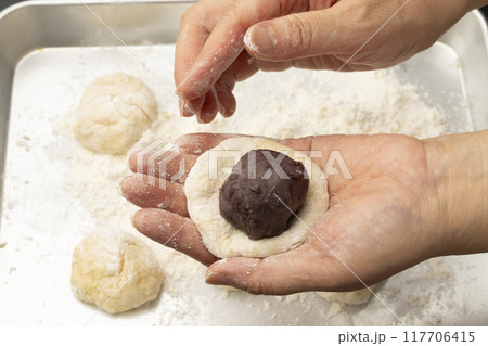 蒸し饅頭　炭酸まんじゅう　まんじゅう生地であんこを包む 117706415