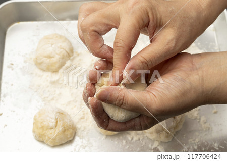 蒸し饅頭　炭酸まんじゅう　まんじゅう生地であんこを包む 117706424