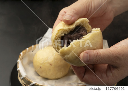 蒸し饅頭　炭酸まんじゅう　まんじゅうを手で割る 117706491
