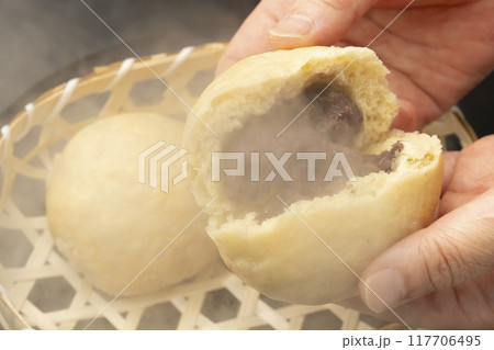 蒸し饅頭 炭酸まんじゅう まんじゅうを手で割る 蒸し饅頭 炭酸まんじゅう まんじゅうを手で割る 117706495