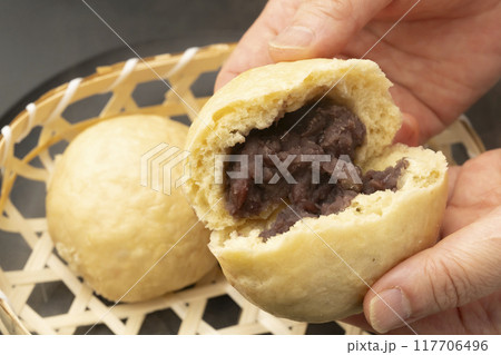 蒸し饅頭　炭酸まんじゅう　まんじゅうを手で割る 117706496