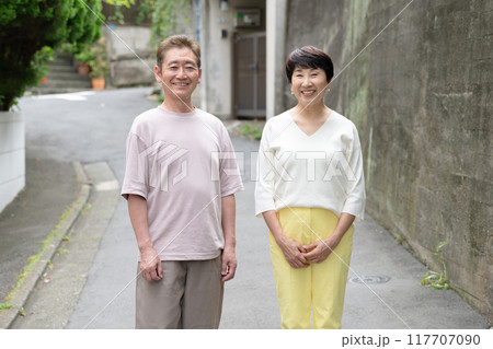 仲の良いシニア夫婦 117707090