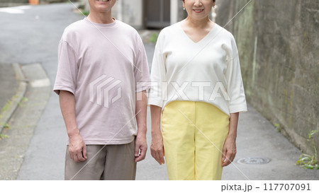 仲の良いシニア夫婦 117707091