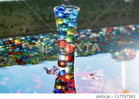 輝きを放つビー玉 輝きを放つビー玉 117707361