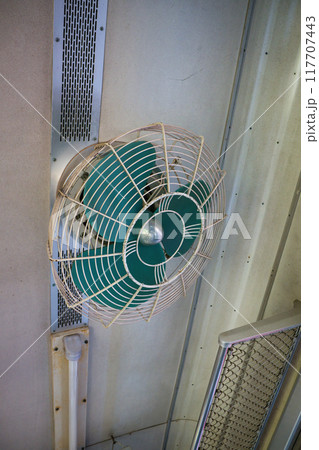 電車内の昭和レトロな扇風機 117707443