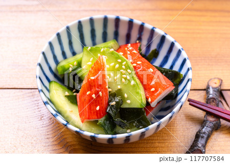 瓜とわかめとカニカマの酢の物 瓜とわかめとカニカマの酢の物 117707584