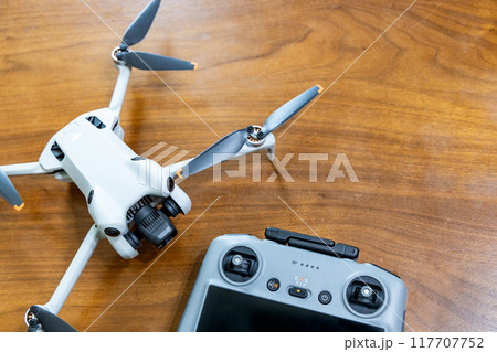 ドローンとコントローラーの物撮り ドローンとコントローラーの物撮り 117707752