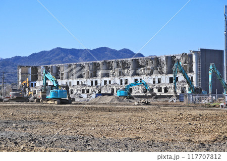 建物解体の工事現場でコンクリートの壁を撤去する光景 117707812