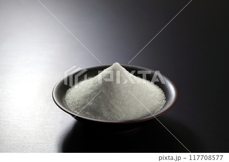皿に盛られた塩 117708577