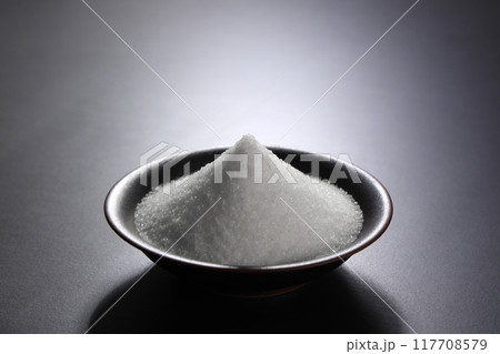 皿に盛られた塩 117708579
