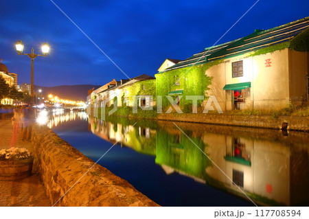 【北海道】小樽運河と石造倉庫群の夜景 117708594