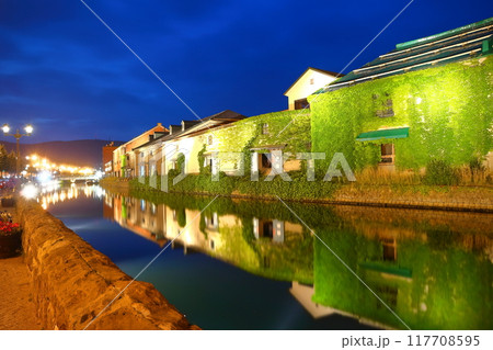 【北海道】小樽運河と石造倉庫群の夜景 117708595